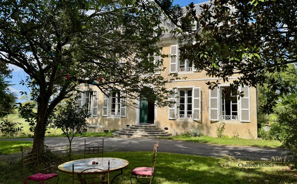 Elegant 18C Country Manor House with 2 Guest Cottages, Barn & 12 acres of Land