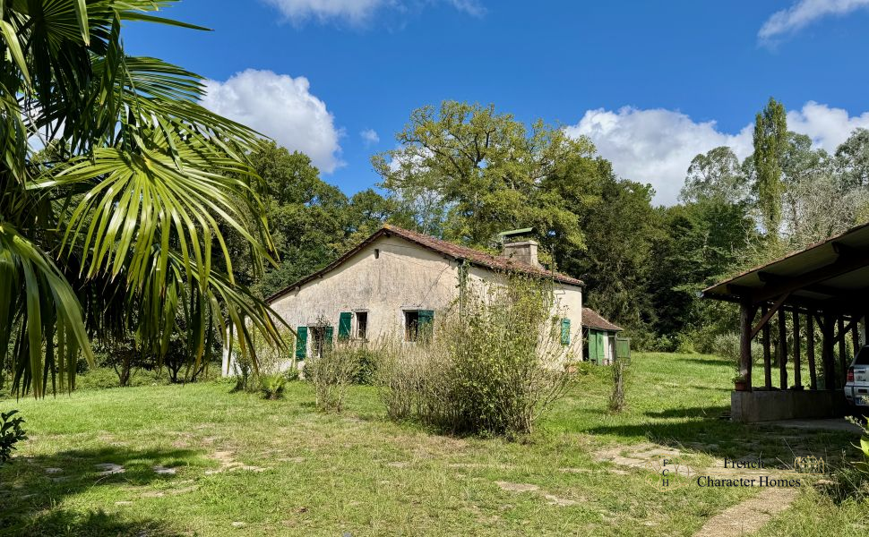 Elegant 18C Country Manor House with 2 Guest Cottages, Barn & 12 acres of Land