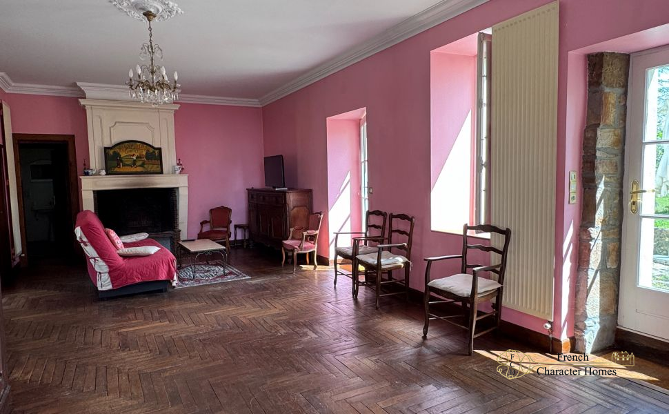Elegant 18C Country Manor House with 2 Guest Cottages, Barn & 12 acres of Land