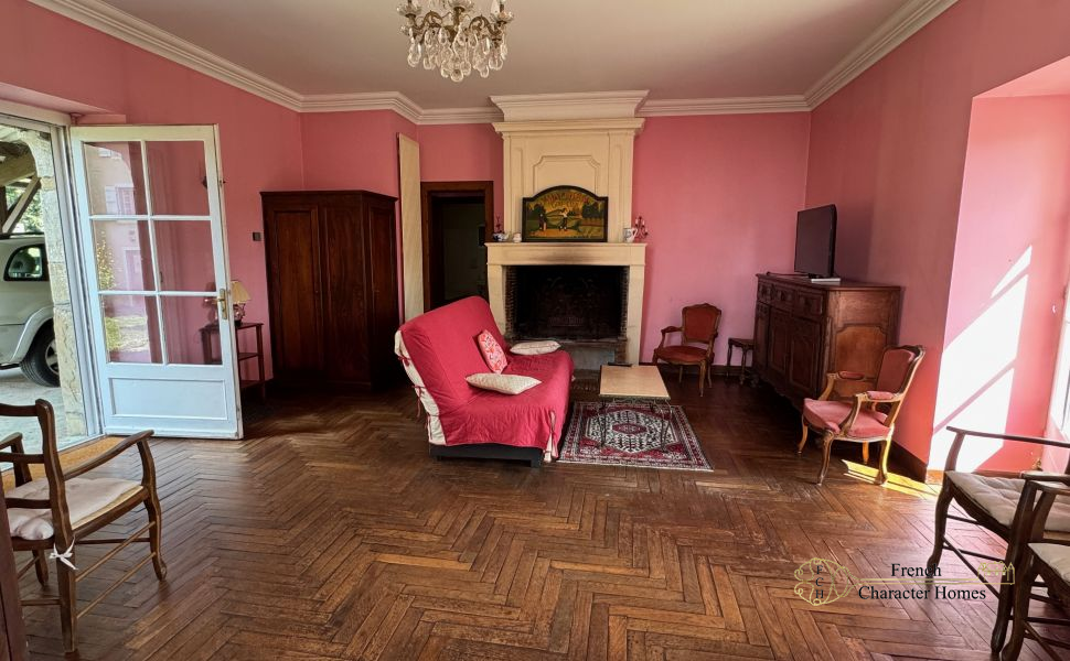 Elegant 18C Country Manor House with 2 Guest Cottages, Barn & 12 acres of Land