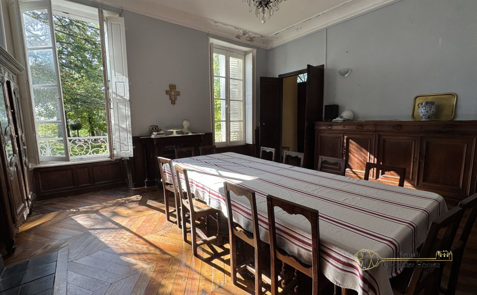 Elegant 18C Country Manor House with 2 Guest Cottages, Barn & 12 acres of Land