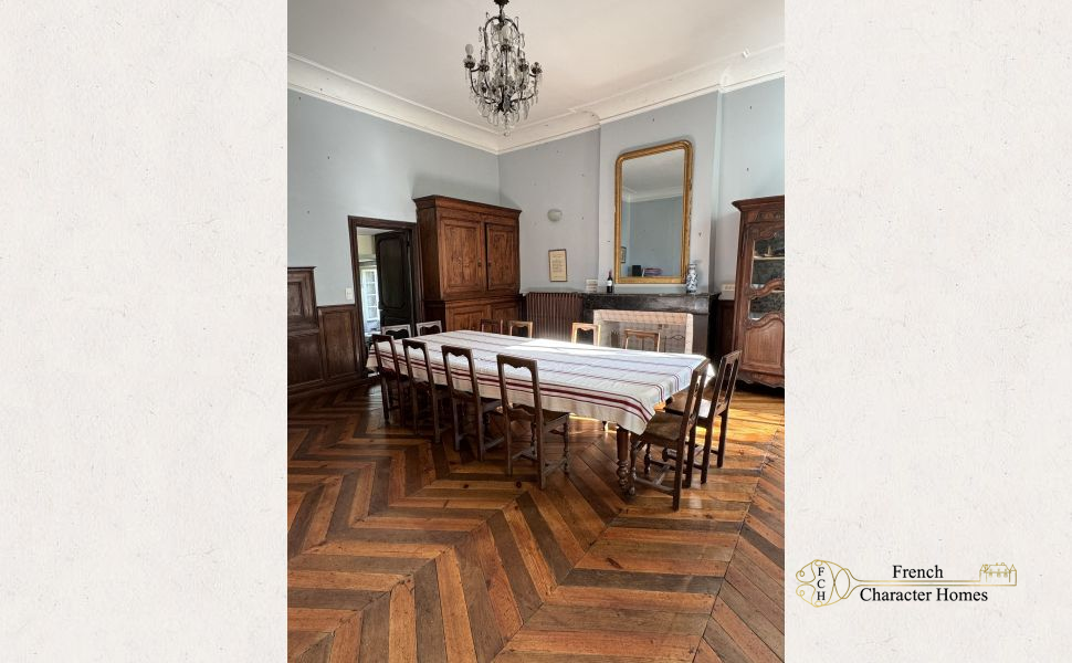 Elegant 18C Country Manor House with 2 Guest Cottages, Barn & 12 acres of Land
