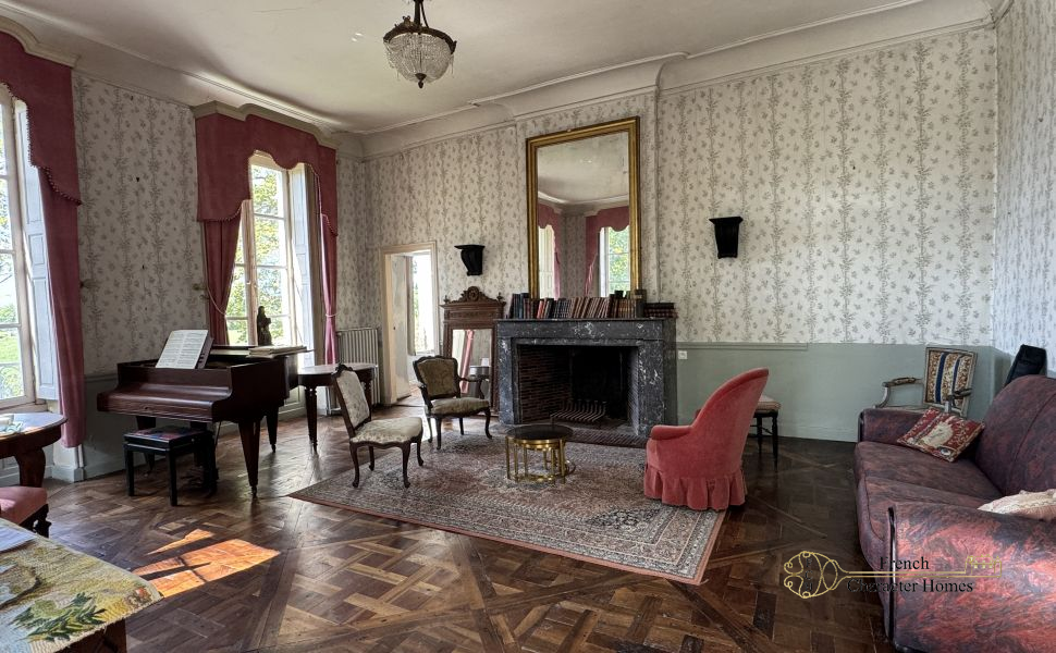 Elegant 18C Country Manor House with 2 Guest Cottages, Barn & 12 acres of Land