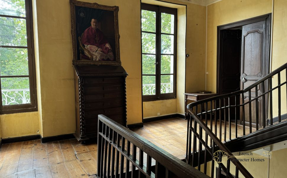 Elegant 18C Country Manor House with 2 Guest Cottages, Barn & 12 acres of Land