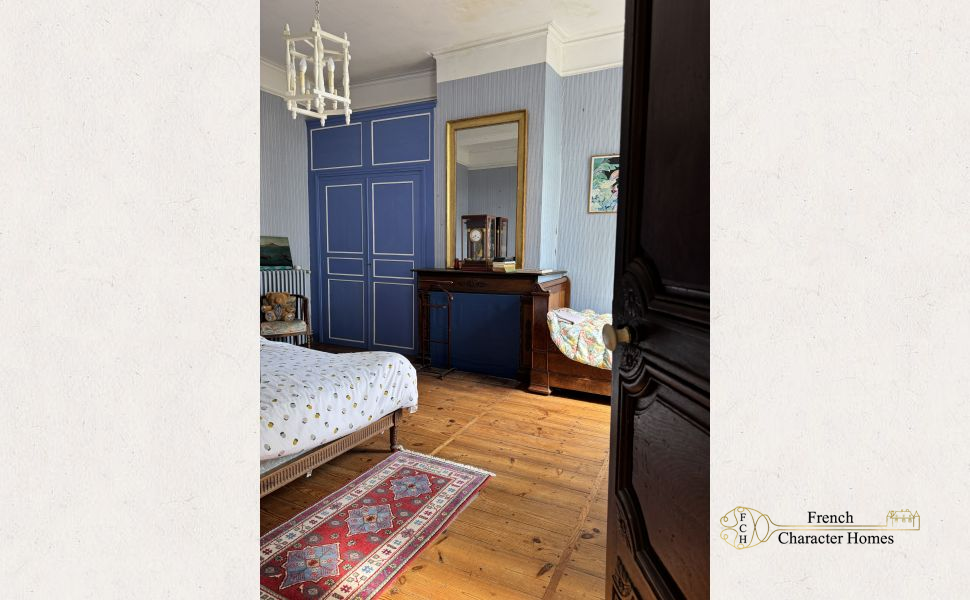 Elegant 18C Country Manor House with 2 Guest Cottages, Barn & 12 acres of Land