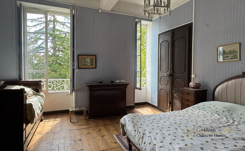 Elegant 18C Country Manor House with 2 Guest Cottages, Barn & 12 acres of Land