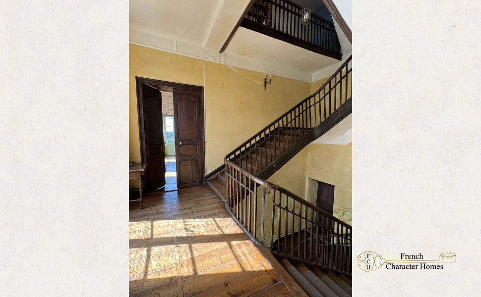 Elegant 18C Country Manor House with 2 Guest Cottages, Barn & 12 acres of Land