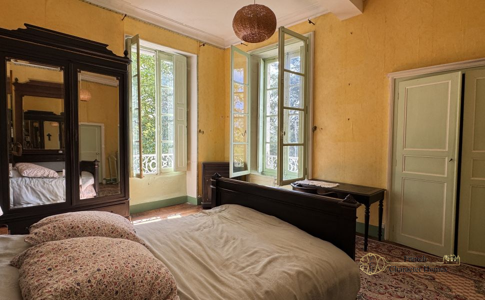 Elegant 18C Country Manor House with 2 Guest Cottages, Barn & 12 acres of Land