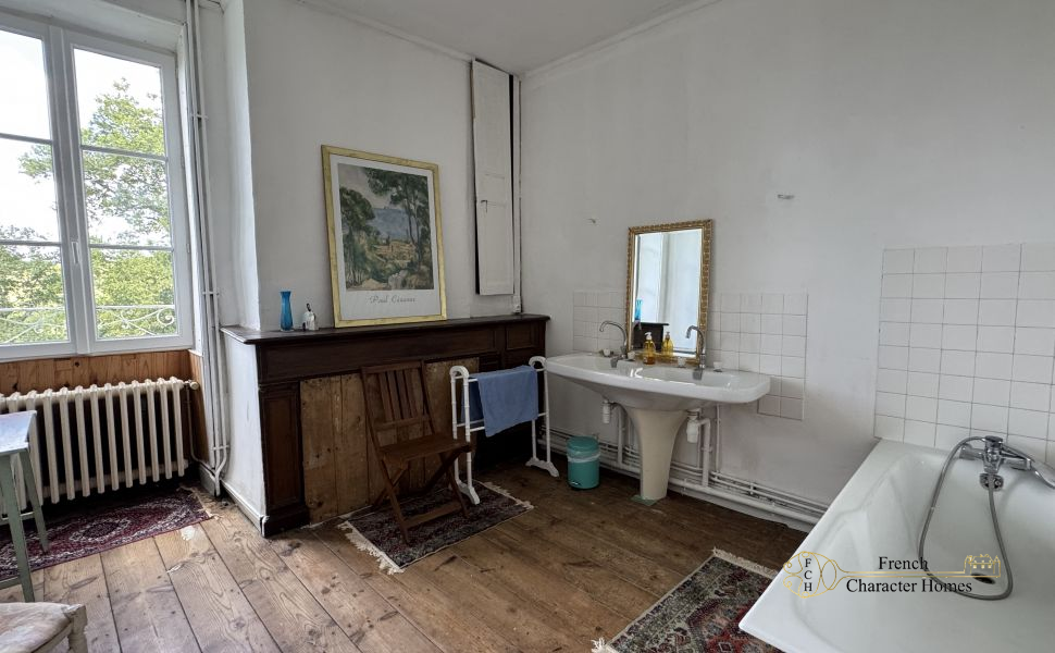 Elegant 18C Country Manor House with 2 Guest Cottages, Barn & 12 acres of Land