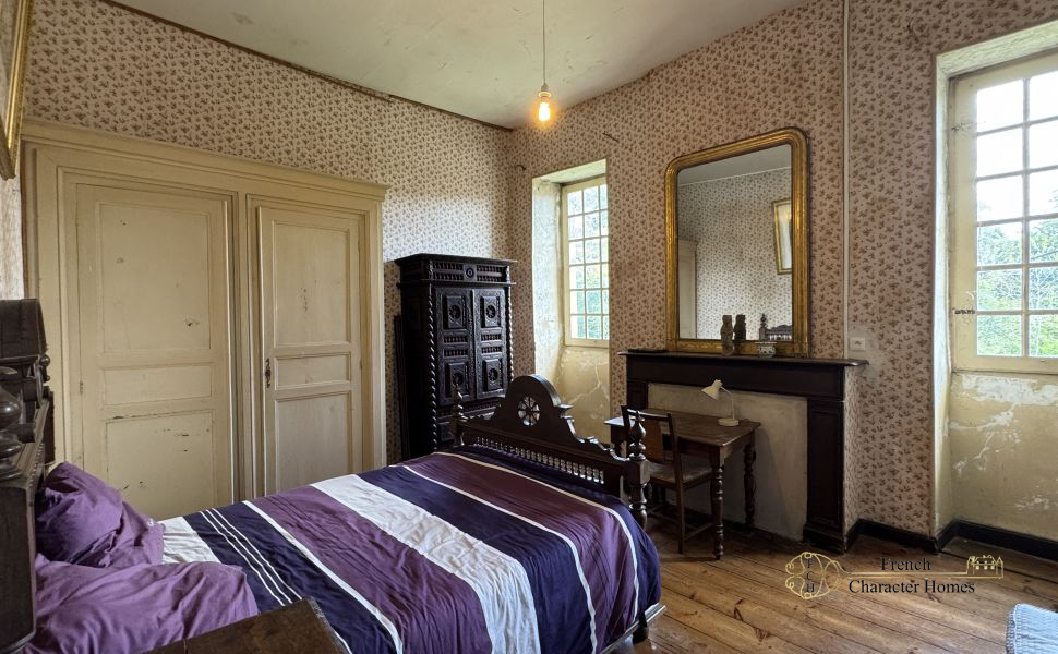 Elegant 18C Country Manor House with 2 Guest Cottages, Barn & 12 acres of Land