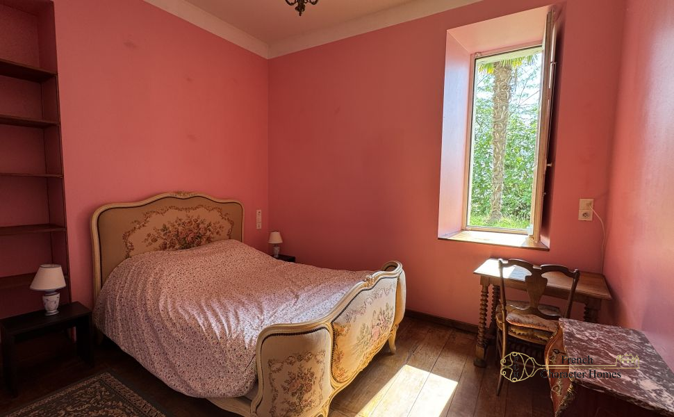 Elegant 18C Country Manor House with 2 Guest Cottages, Barn & 12 acres of Land