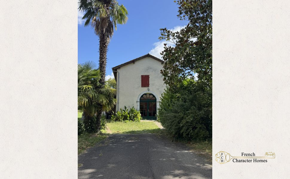 Elegant 18C Country Manor House with 2 Guest Cottages, Barn & 12 acres of Land