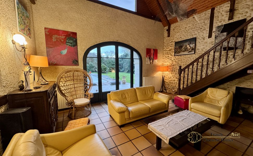 Béarnaise Fermette with Barn Conversion, Swimming Pool and Pyrenees Views, near Pau