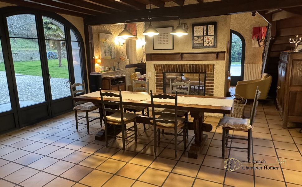 Béarnaise Fermette with Barn Conversion, Swimming Pool and Pyrenees Views, near Pau