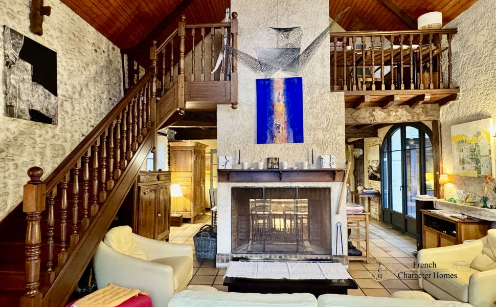 Béarnaise Fermette with Barn Conversion, Swimming Pool and Pyrenees Views, near Pau