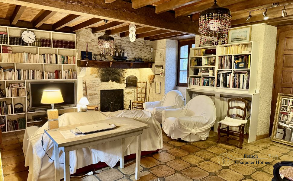 Béarnaise Fermette with Barn Conversion, Swimming Pool and Pyrenees Views, near Pau