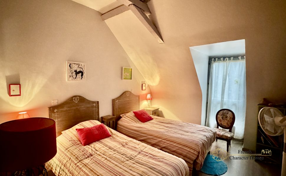 Béarnaise Fermette with Barn Conversion, Swimming Pool and Pyrenees Views, near Pau