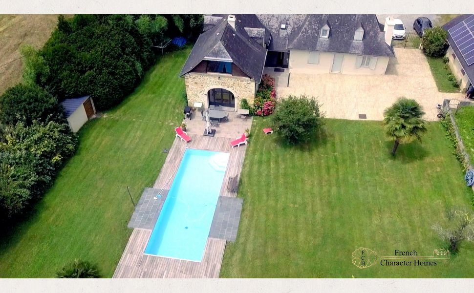 Béarnaise Fermette with Barn Conversion, Swimming Pool and Pyrenees Views, near Pau