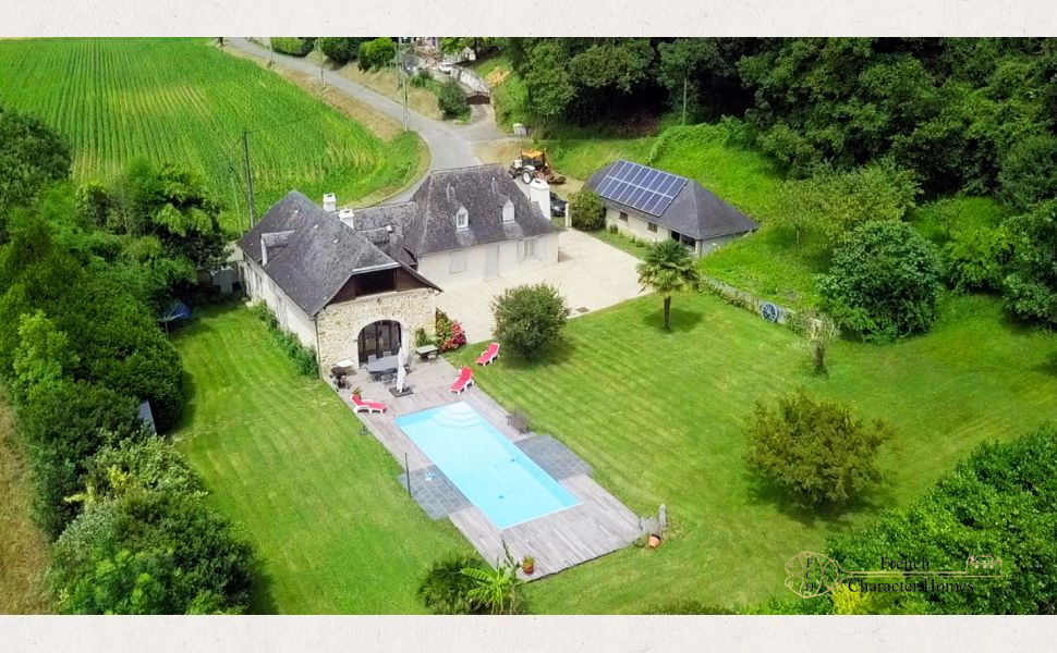 Béarnaise Fermette with Barn Conversion, Swimming Pool and Pyrenees Views, near Pau