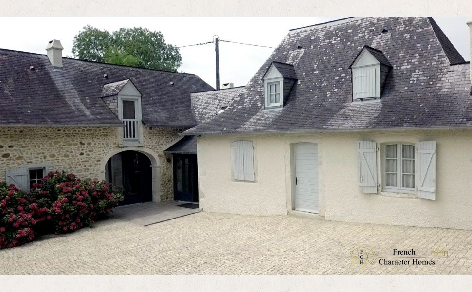 Béarnaise Fermette with Barn Conversion, Swimming Pool and Pyrenees Views, near Pau