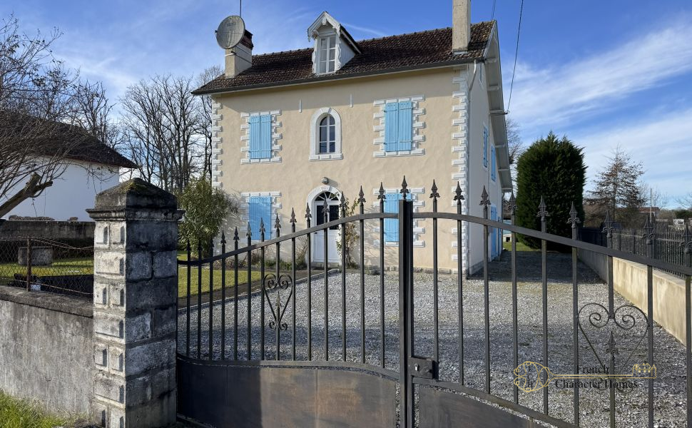 FOR SALE FURNISHED. A Charming Village Property With 5 Bedrooms and Swimming Pool 