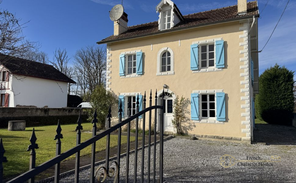 FOR SALE FURNISHED. A Charming Village Property With 5 Bedrooms and Swimming Pool 