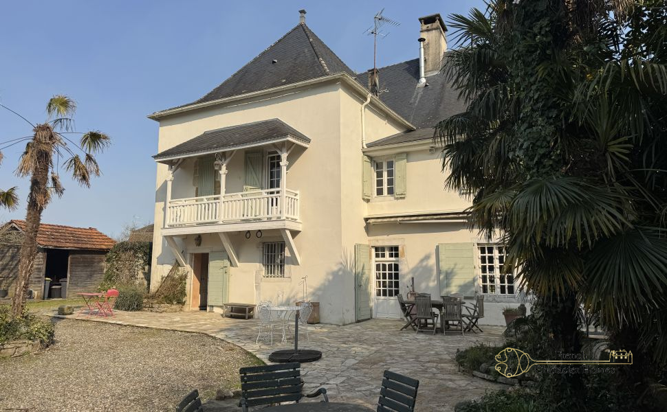 Substantial Village Manor House with River Frontage