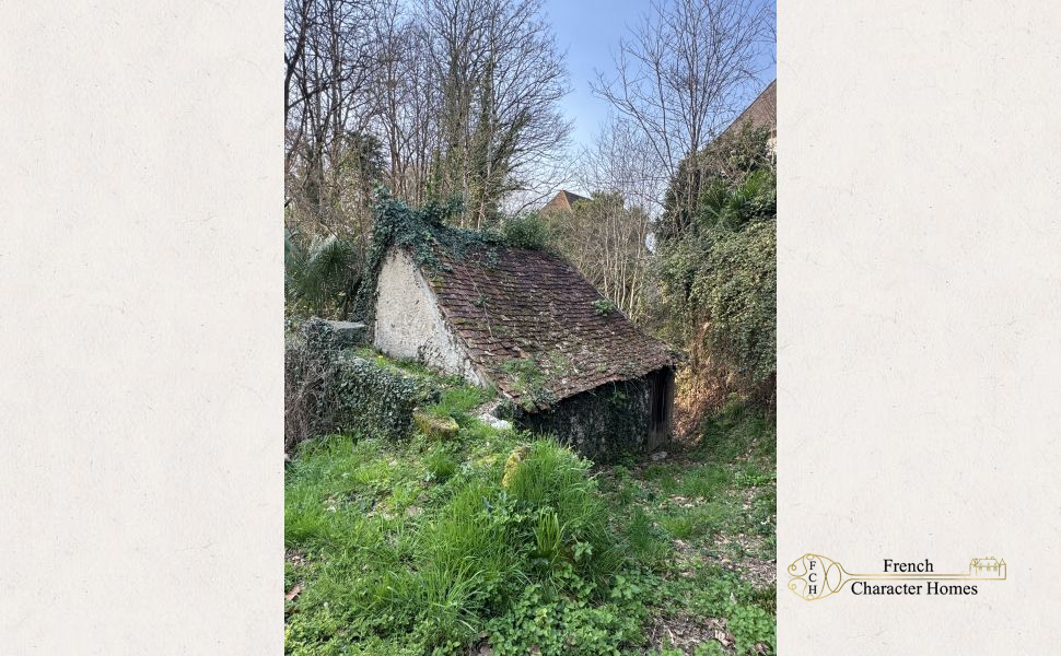 Substantial Village Manor House with River Frontage