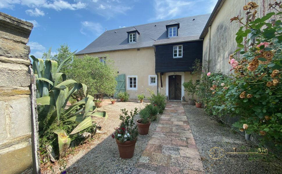 Magnificent 17C Property with 4 bedroom Guest Cottage 30 minutes from Pau