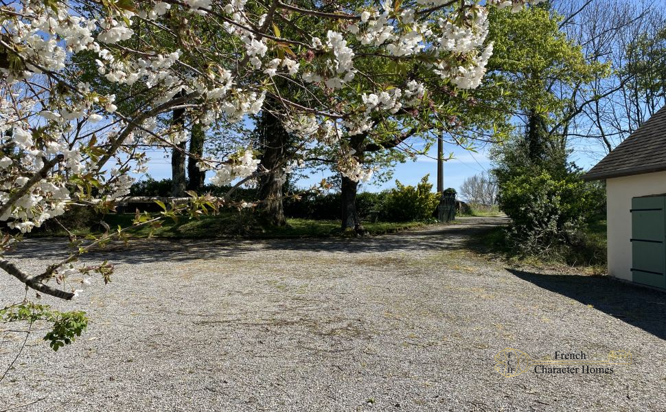 Magnificent 17C Property with 4 bedroom Guest Cottage 30 minutes from Pau
