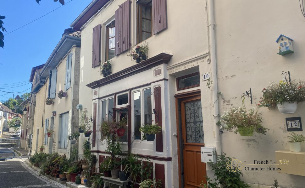An Immaculately Presented Town House in The Historic Centre Of Salies de Bearn