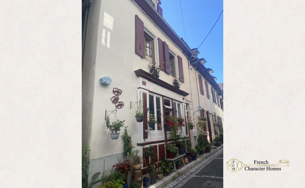 An Immaculately Presented Town House in The Historic Centre Of Salies de Bearn