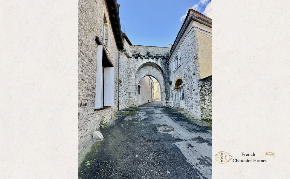 15th Century Fully Renovated Town House in Sauveterre de Béarn