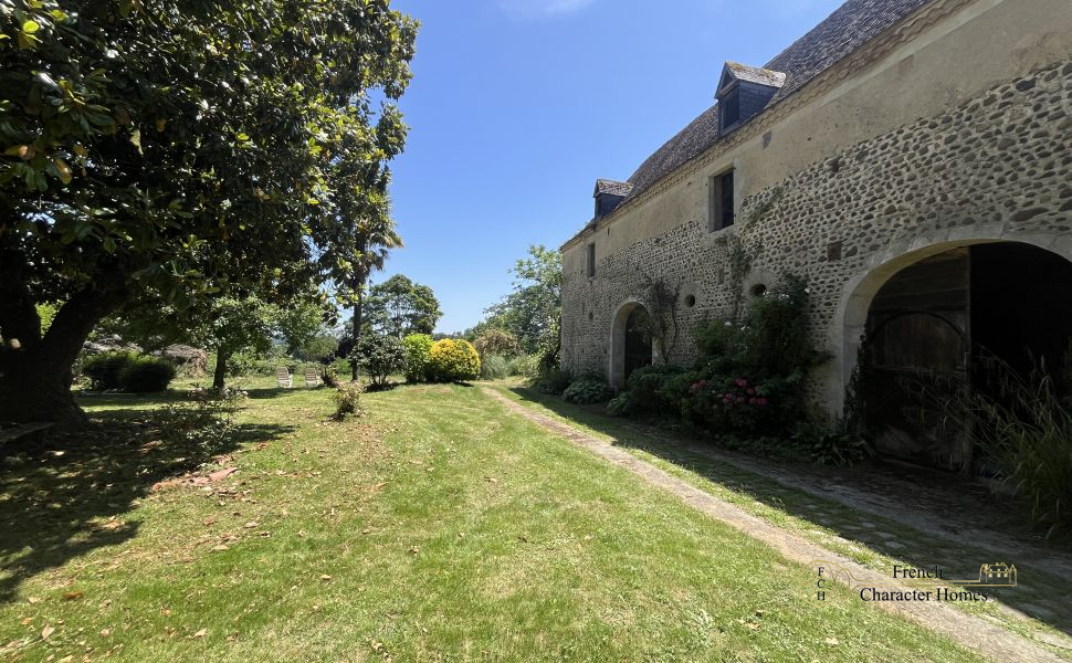 Charming 18th Century Béarnaise Farmhouse full of Character only 30 mins North of Pau