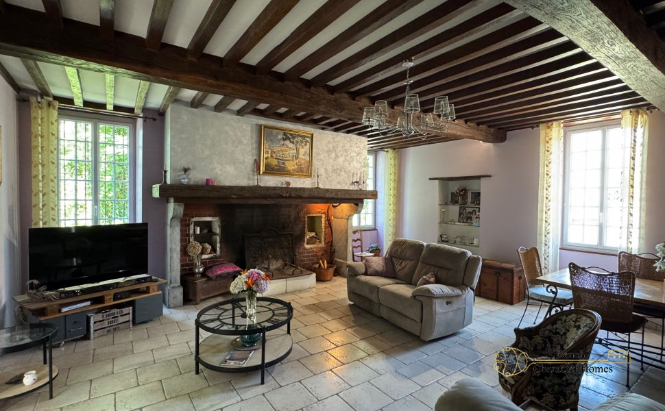 Elegant 19th-Century Béarnaise Estate with Mountain Views and Exceptional Stone Barns