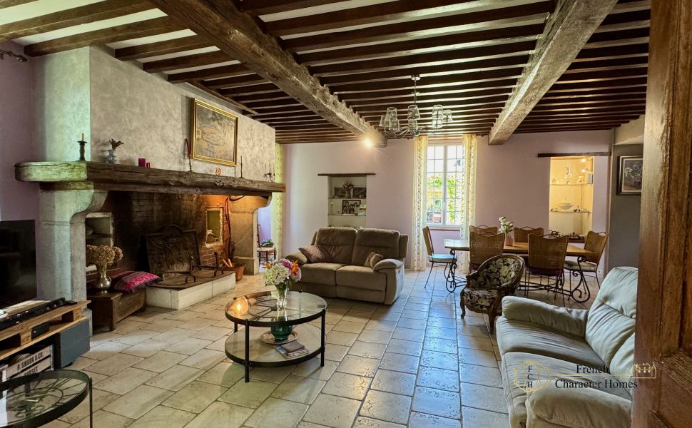 Elegant 19th-Century Béarnaise Estate with Mountain Views and Exceptional Stone Barns
