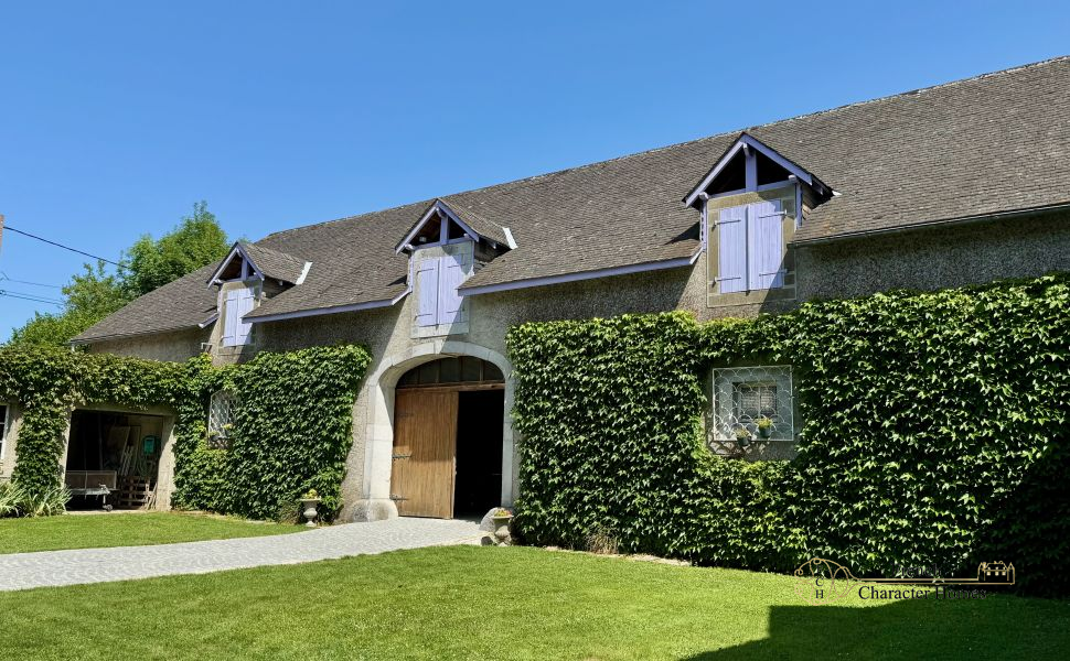 Elegant 19th-Century Béarnaise Estate with Mountain Views and Exceptional Stone Barns