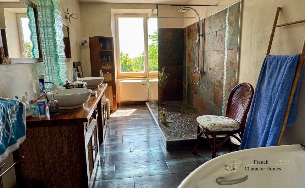 Elegant 19th-Century Béarnaise Estate with Mountain Views and Exceptional Stone Barns