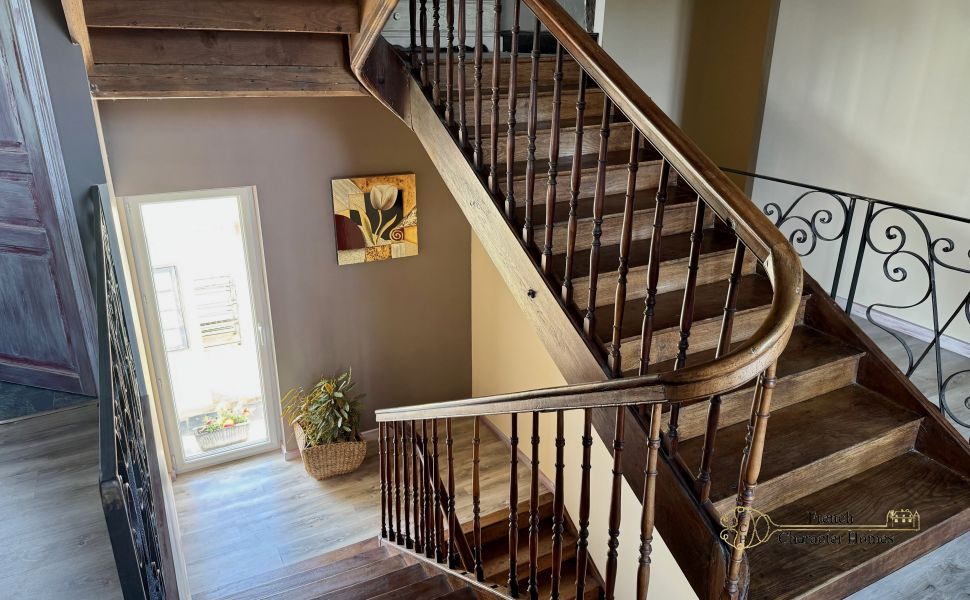 Elegant 19th-Century Béarnaise Estate with Mountain Views and Exceptional Stone Barns